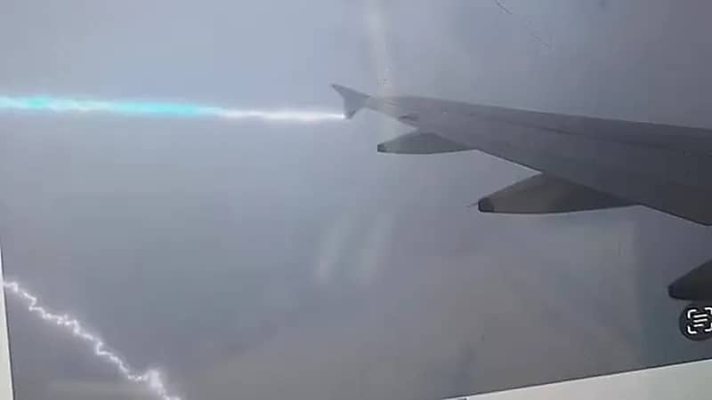 طائرة بريطانية تتعرض لصاعقة قوية عند اقترابها من مطار هيثرو..فيديو