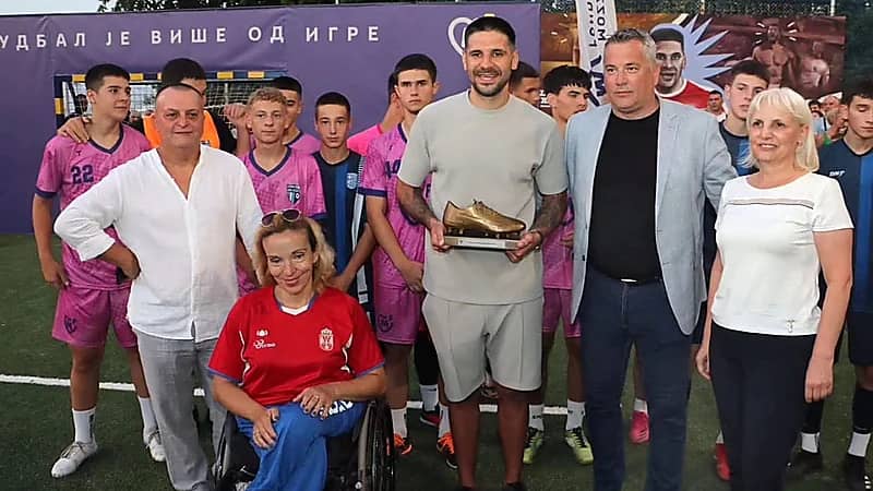 ميتروفيتش يدعم شباب نادي صربي ويحضر افتتاح ملعبهم .. صور