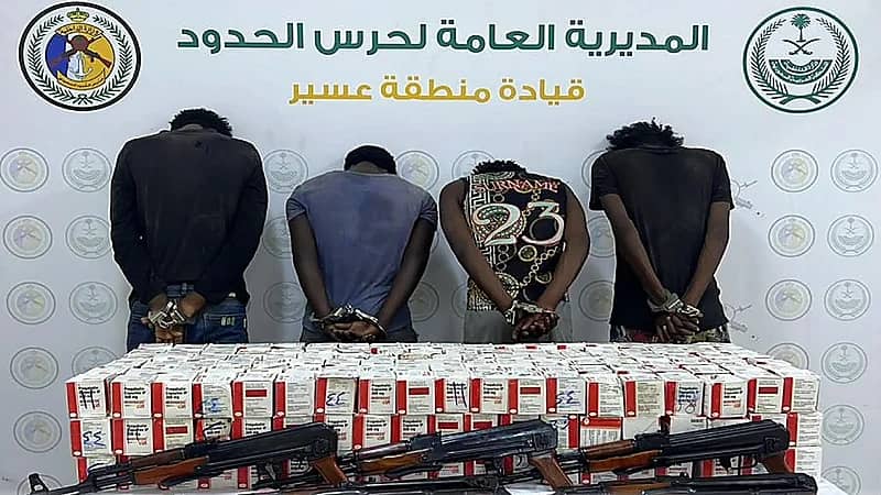 القبض على 4 مخالفين لتهريبهم مواد مخدرة بمنطقة عسير