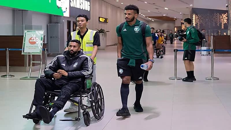 سلمان الفرج يصل إلى جاكرتا على كرسي متحرك .. فيديو