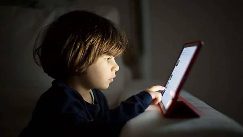 5 نصائح لحماية الأطفال من إدمان الهاتف والسوشيال ميديا .. فيديو