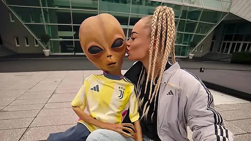 ‎جلسة تصوير غريبة لأليشا ليمان تثير جدلاً واسعًا .. صور