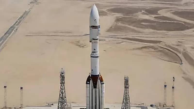 إطلاق أول صاروخ فضائي بسلطنة عمان