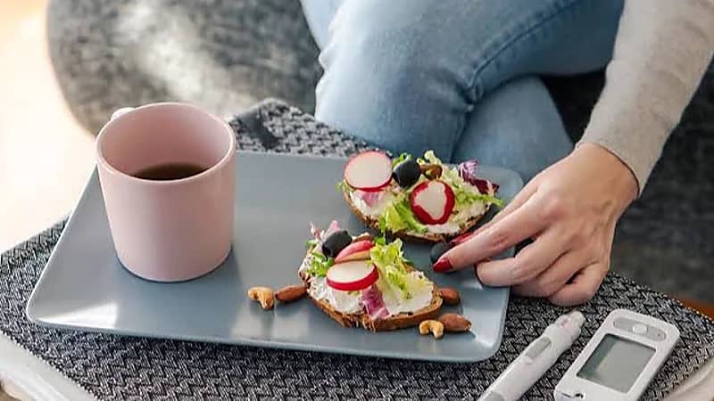 أخصائي: الشتاء يشكل تحدياً لمرضى السكري ويجب تقنين الطعام... فيديو