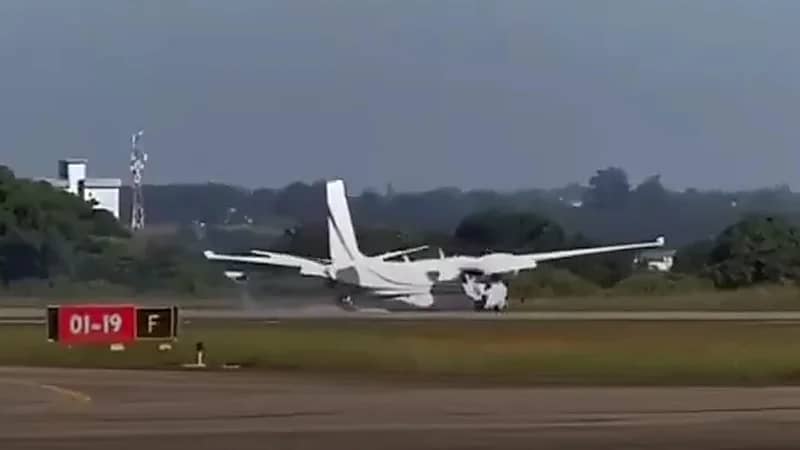 هبوط طائرة بدون عجلات في مشهد يحبس الأنفاس ... فيديو