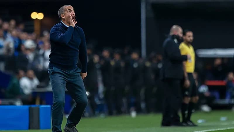 مدرب الرياض : الهلال سيحارب حتى نهاية الموسم