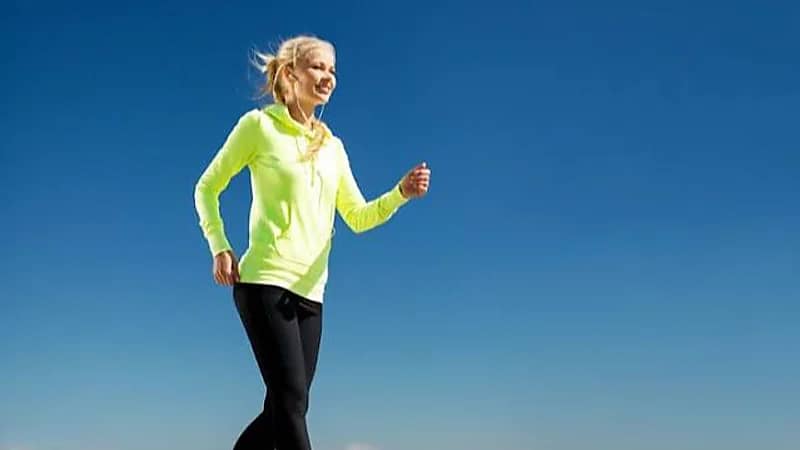 استشاري يكشف عن فوائد المشي يومياً.. فيديو