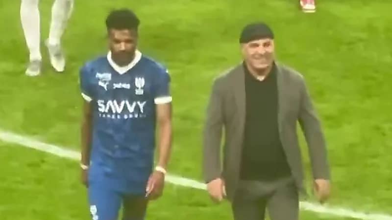 نقاش ودي بين مدرب الخلود والبليهي .. فيديو