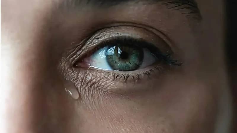 فتاة تعاني من مرض نادر يحول دموعها إلى سائل حارق