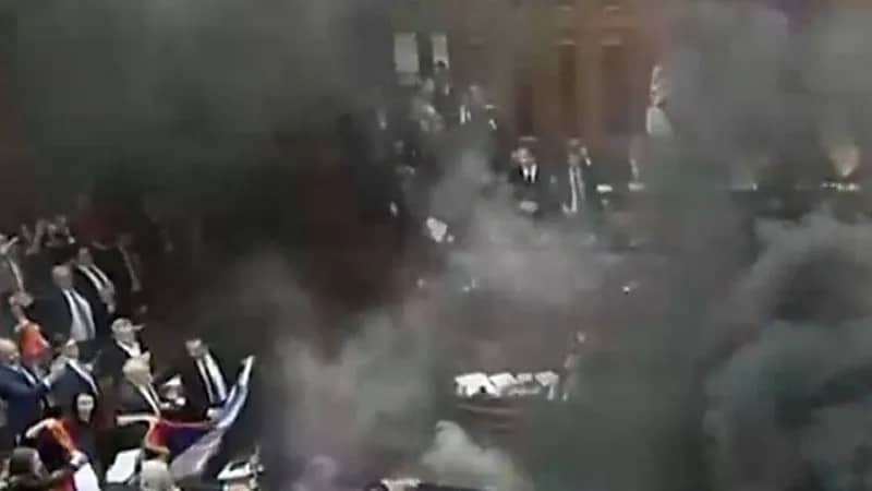 مشاجرة وقنابل دخانية وإصابات داخل البرلمان الصربي ... فيديو