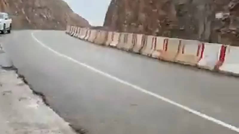 بياض الثلج يكسو مرتفعات جبل اللوز بتبوك .. فيديو