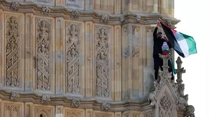 رجل يتسلق برج بيغ بن في لندن ويلوح بعلم فلسطين.. فيديو
