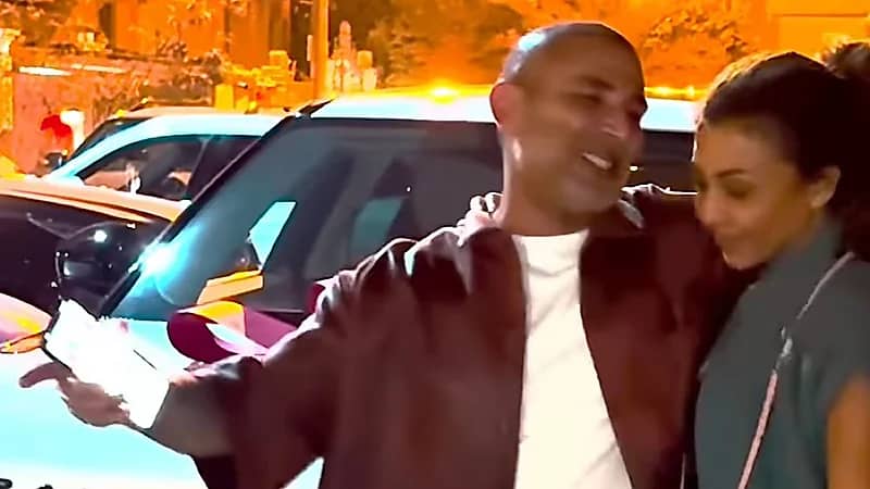 أحمد سعد يهدي زوجته سيارة فارهة احتفالاً بعودتهما ..فيديو