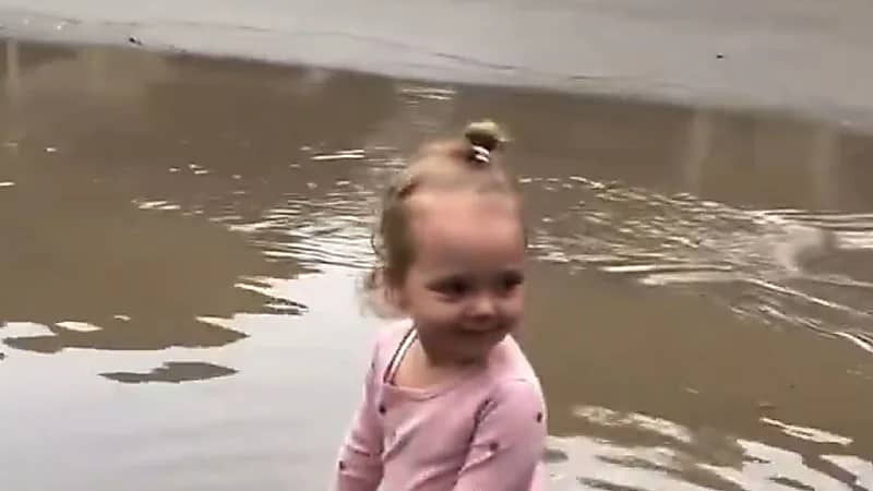 سافيتش وابنته يستمتعان بالأجواء الممطرة في الرياض .. فيديو