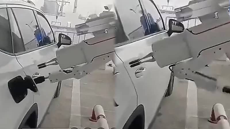 روبوت يشحن سيارة بالوقود في محطة بنزين .. فيديو