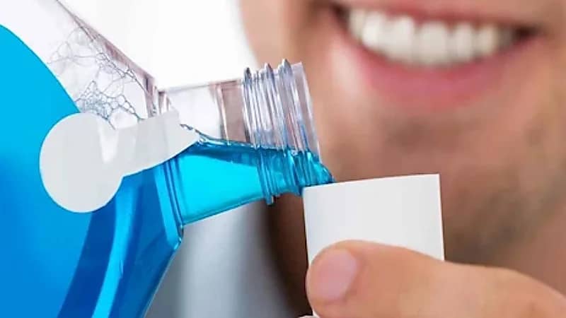 طبيب يحذر من الاستخدام الخاطئ لغسول الفم