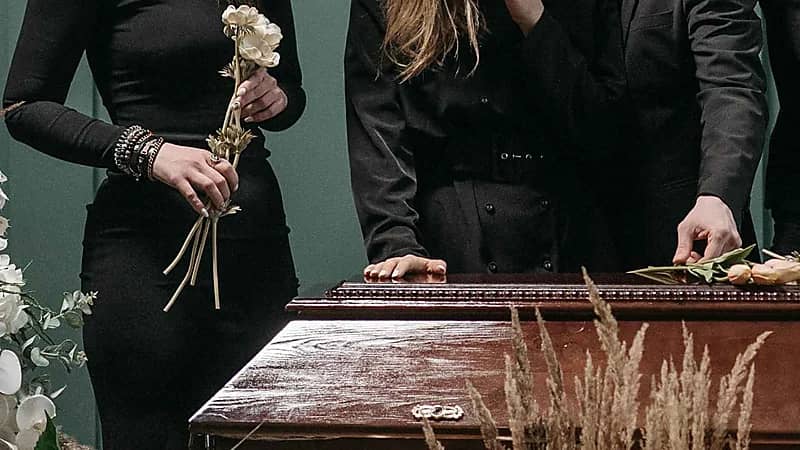 سقوط مروع لحاملي النعش في القبر خلال مراسم الدفن .. فيديو