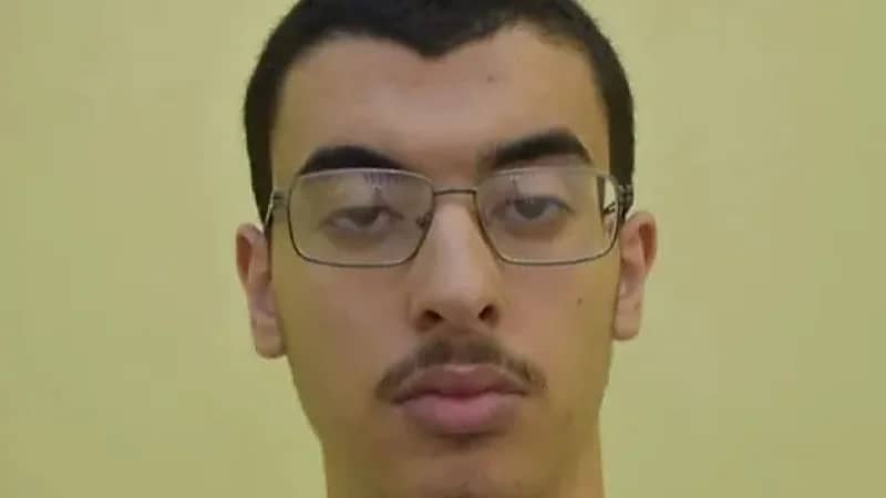 سجين ليبي يطعن 3 ضباط بريطانيين ويحرقهم بالزيت المغلي