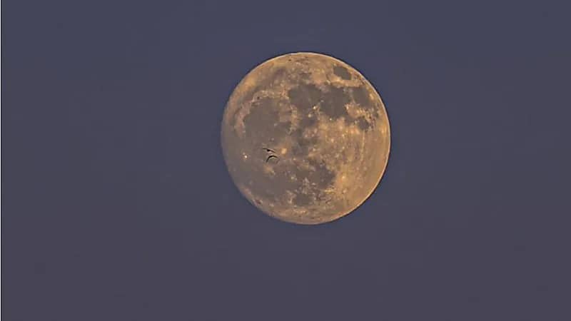 شاب تركي يثير الجدل بعد توثيقه "تحرك القمر" من مكانه بشكل سريع (فيديو)