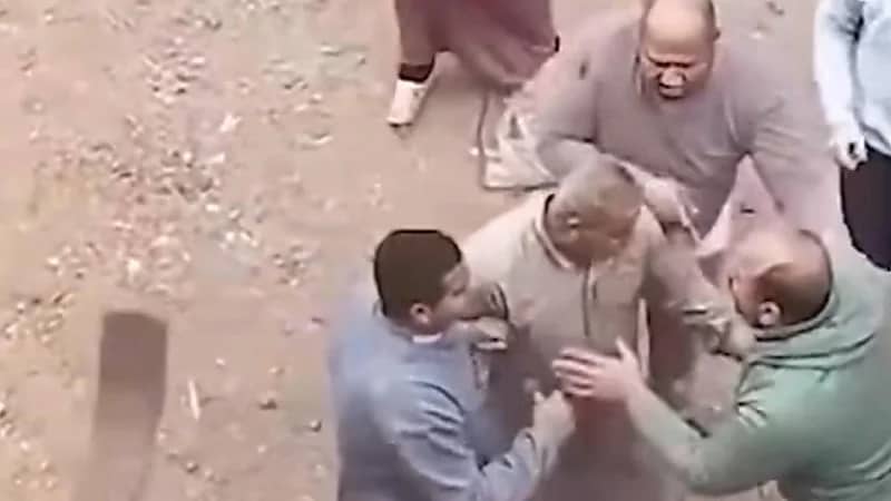 أب يتعرض لضرب مبرح من إخوته بسبب الميراث .. فيديو