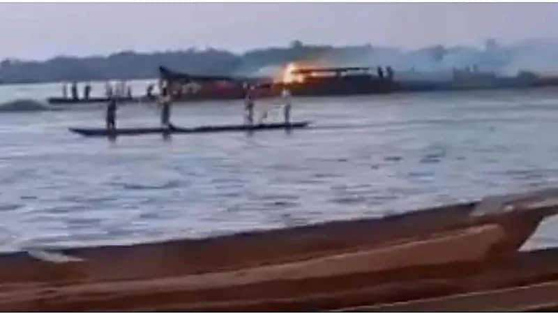 148 قتيلًا وعشرات المفقودين في حريق وغرق قارب خشبي