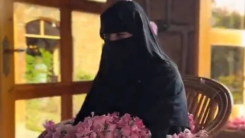 مسنّة تغرق بين الورود في مزرعة بن سلمان.. فيديو