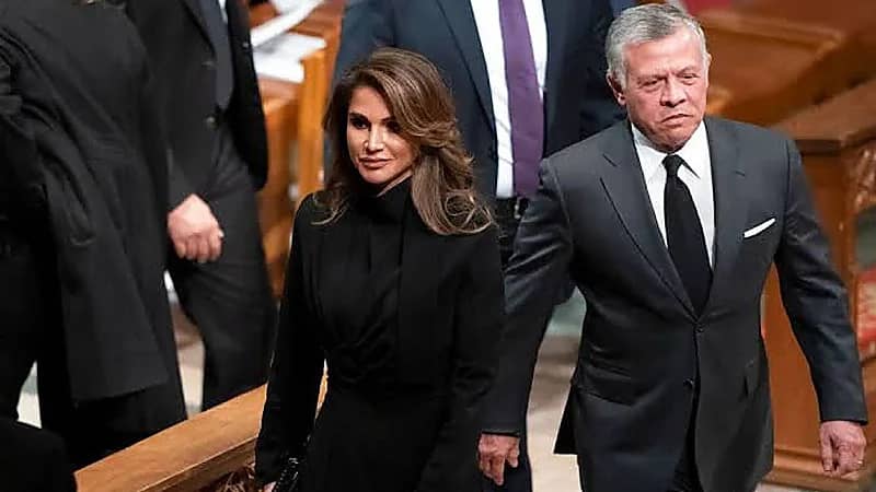 الملك عبدالله الثاني والملكة رانيا يشاركان في جنازة البابا فرنسيس