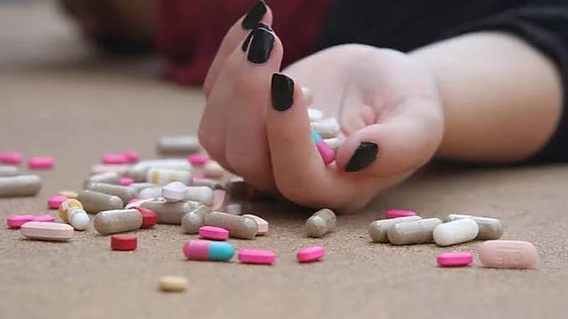 طالبة تنهي حياتها بعد اكتشاف والدها حبها لشاب