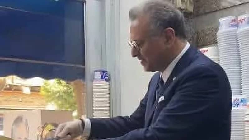 كبير مستشاري ترامب يثير التفاعل خلال تحضيره طبق الكشري المصري .. صور