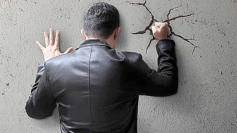 مختص يكشف علامات تدل على الإصابة بالكبت النفسي .. فيديو