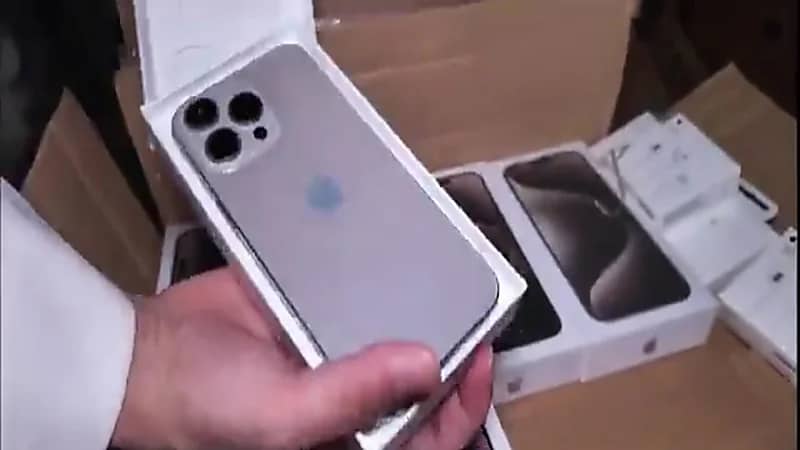 ضبط مستودعين في البطحاء تحولا إلى مصنعين للهواتف الذكية المغشوشة.. فيديو