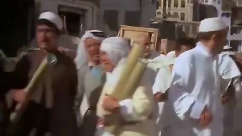 لقطات نادرة تظهر تجمع المصلين في الحرم المكي قبل 51 عامًا.. فيديو