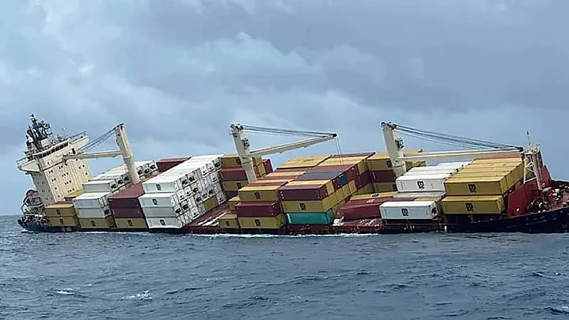غرق سفينة حاويات تنقل مواد خطرة قبالة سواحل الهند  .. فيديو