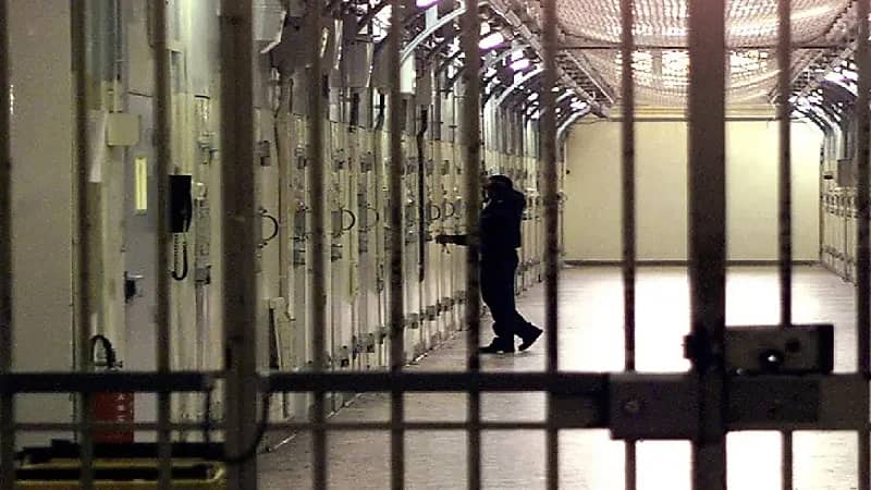 سجن مفتش شرطة حاول اغتصاب خمسينية داخل سيارته