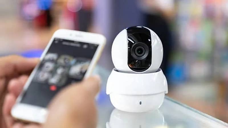 ضبط رجل وضع كاميرا خفية ليتجسس على طالبات