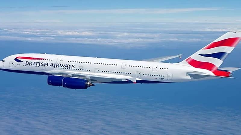 ضبط مضيف طيران يرقص عاريًا على متن طائرة