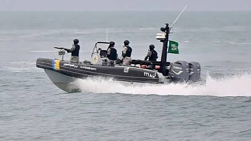 حرس الحدود ينقذ مواطنًا تعطلت واسطته البحرية في عرض البحر بجدة