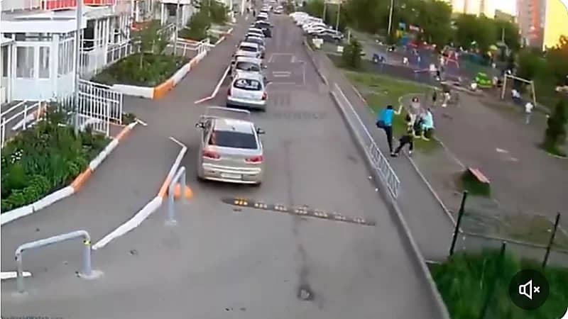 فيديو مرعب يوثق مطاردة رجل مختل عقليًا لأحد المارة بسكاكين في ملعب أطفال بكراسنويارسك