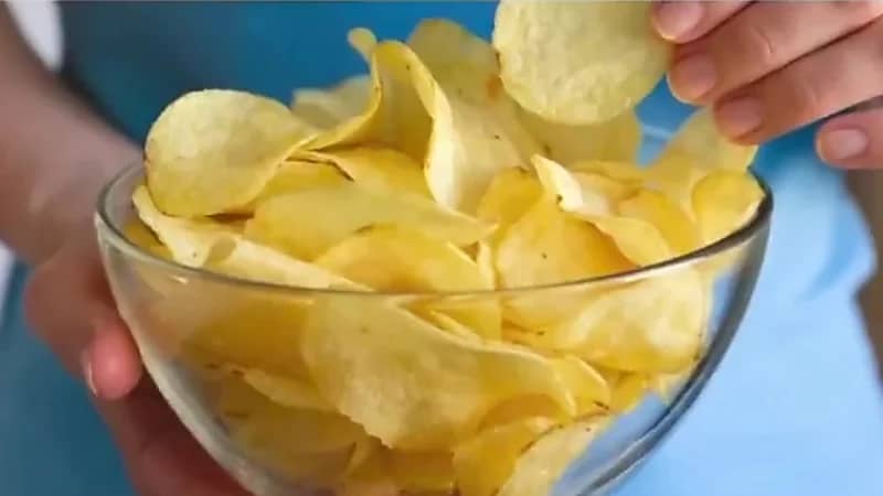 استشاري: تناول الشيبسات بكثرة يؤدي لأمراض القلب ..فيديو