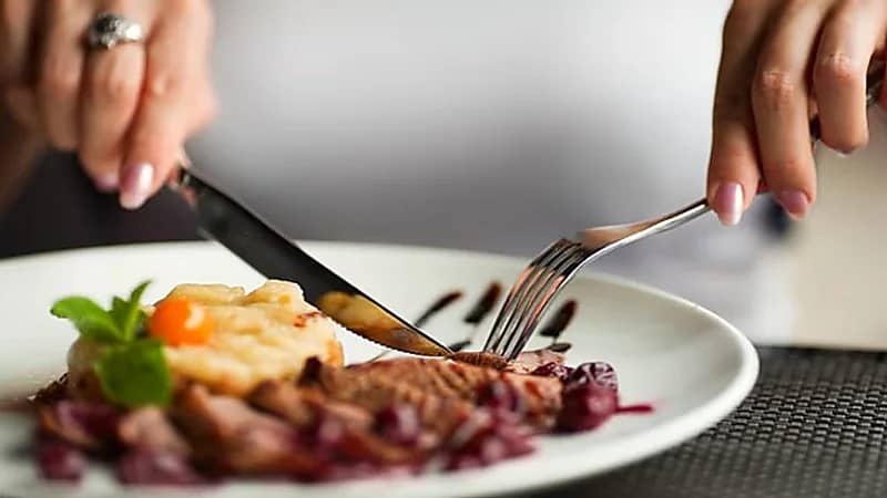 خدعة سهلة قبل تناول الوجبات تساعدك في الحفاظ على وزنك