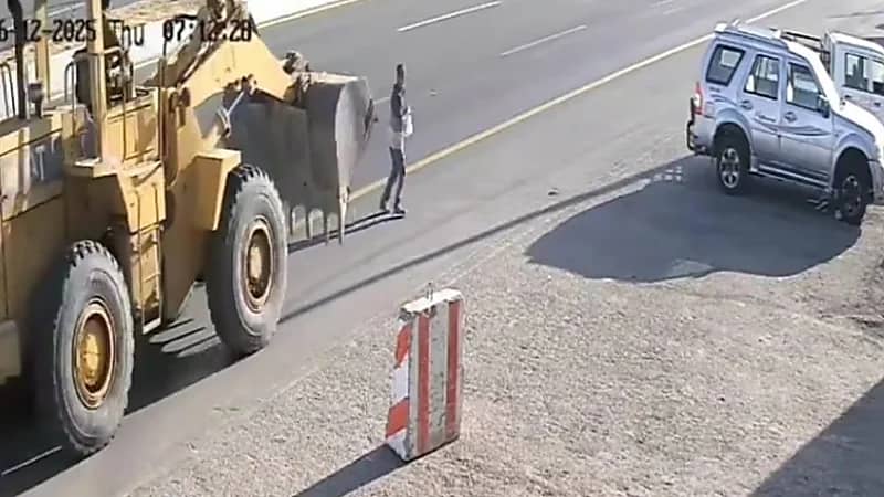 لحظة سقوط رجل تحت عجلات شيول في محافظة بلقرن تُثير الذعر.. فيديو