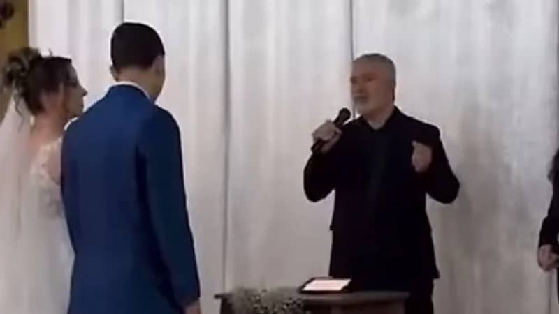 عريس يسقط مغشيًا عليه لحظة دخول العروس إلى الحفل.. فيديو