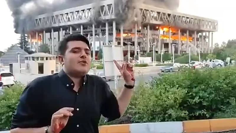 مذيع إيراني ينقل لحظة احتراق مبنى التلفزيون ويده ملطخة بالدماء  .. فيديو