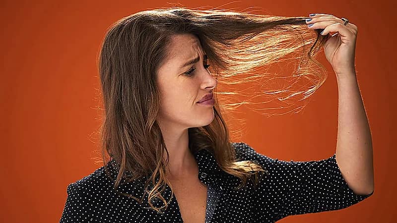 مختص يوضح مخاطر نزع الشعر الأبيض