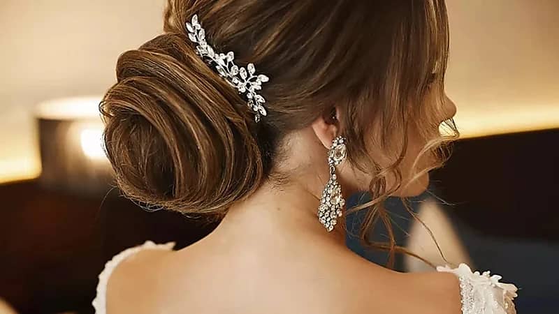 مصفف شعر ينصح العرائس: لا تحممي شعرك نهار العرس.. فيديو