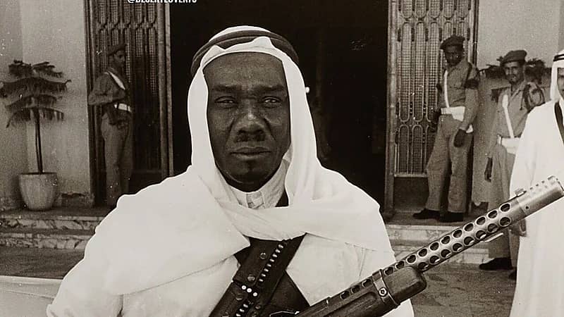 لقطة نادرة للحارس الشخصي للملك فيصل في القصر الأحمر قبل 52 عام