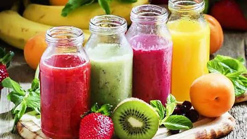 تحذير طبي: عصير الفاكهة صباحًا قد يضر الكبد رغم سمعته الصحية