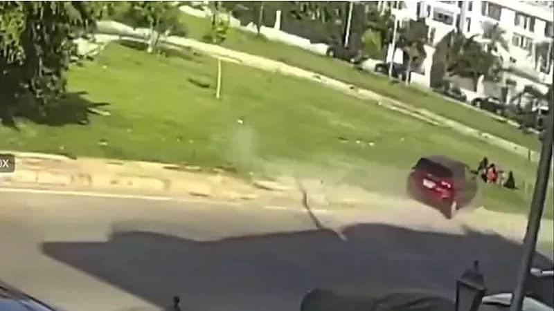 حادث مأساوي: سيارة تدهس أسرة كاملة داخل حديقة عامة (فيديو)