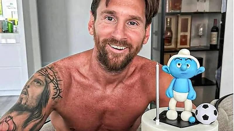 أنتونيلا تفاجأ ميسي بكعكة " سنفور غضبان" في عيد ميلاده