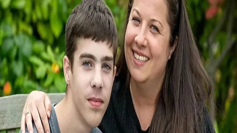 مرض غامض يحرم مراهقًا الطعام والشراب ويحير الأطباء